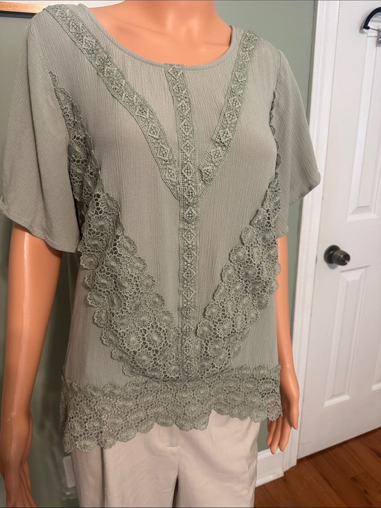 cloth & portrait Tops - Lace-Trim Short Sleeve Blouse in Sage Green